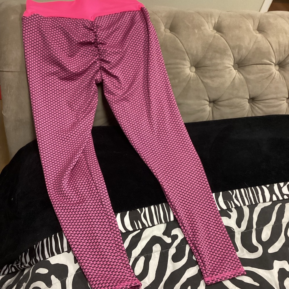 Look vavavoom in this workout gear capris